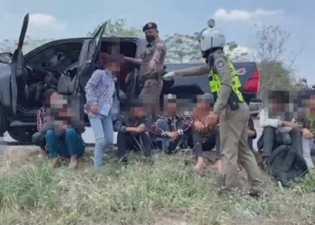ตำรวจทางหลวงอยุธยาสกัดขนแรงงานพม่า-นั่งอัดแน่นมาในรถกระบะ-11-คน
